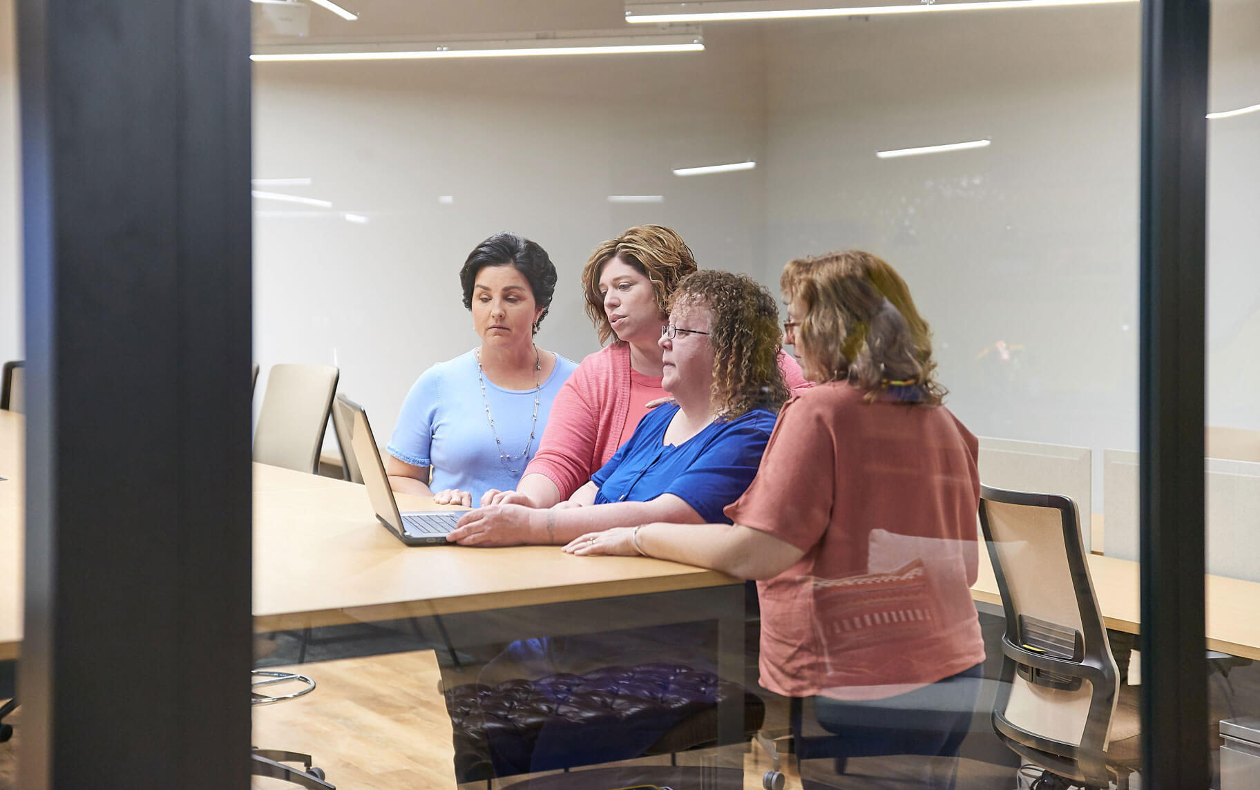 supplyit support team working on computer